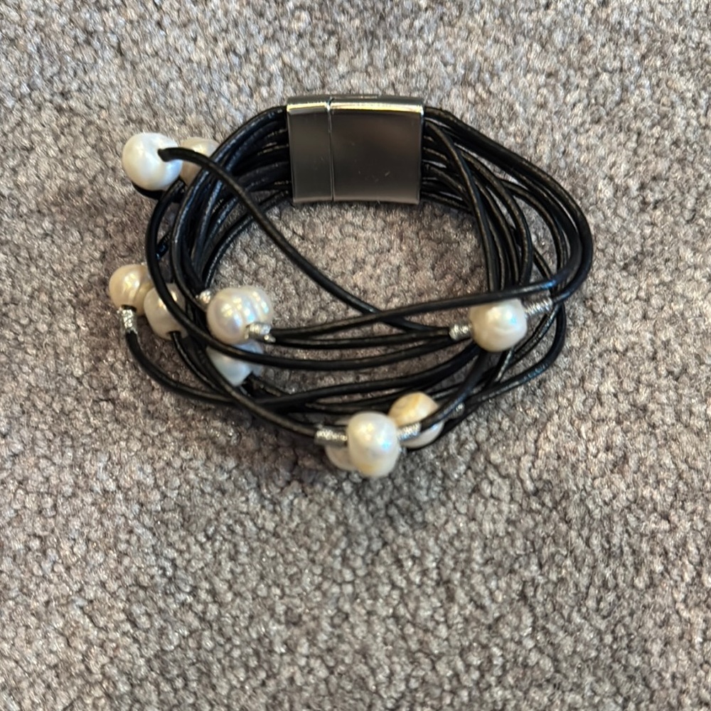 Elegant Black and White Pearl Bracelet